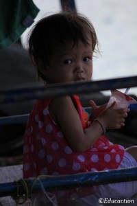 Niña el el pueblo pesquero de Mairood