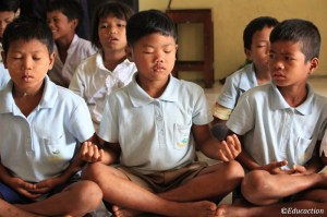 Niños meditando en la "Chicken School"