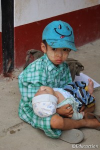 Niño con su hermanito en la Mae Tao Clinic