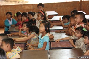 Niños escuchando el cuento de Caperucita
