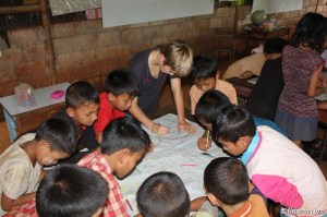 Ishi con los niños de las Escuela del Km42
