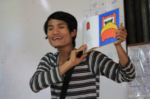 Profesor contando el cuento de Caperucita en birmano