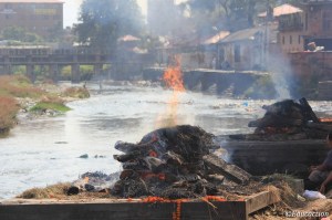Cremaciones en el templo de Pashupatinath