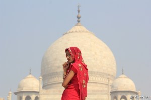 Pensativa ante el majestuoso Taj Mahal
