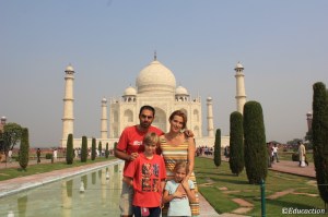 La familia en el Taj mahal