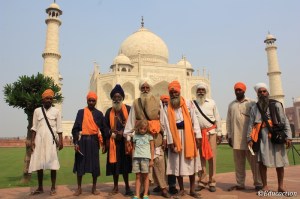 Noa con un grupo de sijs en el Taj Mahal