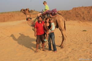 En camello por el desierto de Pushkar