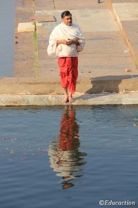 Hombre rezando en el lago sagrado de Pushkar