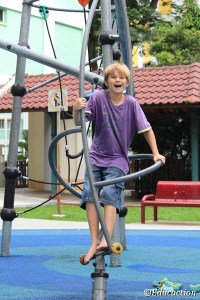 Ishi jugando en un parque