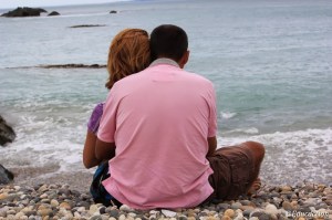 Angel & Diana mirando el mar en Nueva Zelanda